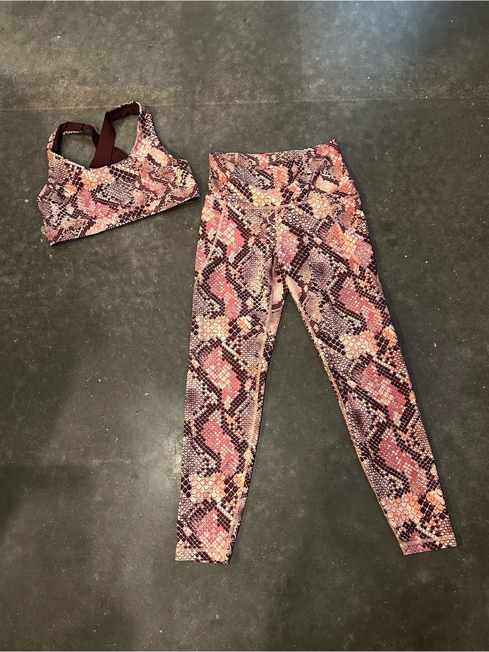 Old Navy Snakeprint Sports Bra & High Waist Leggings Workout Set - Size Medium
